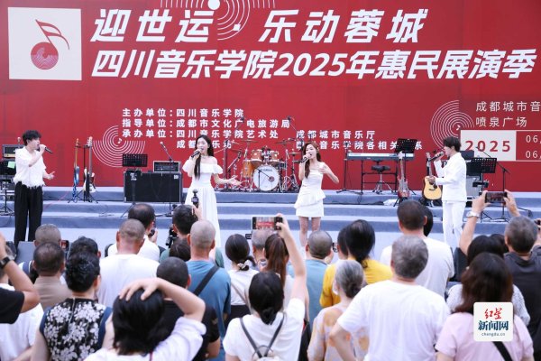 九游体育app官网市民搭客延绵赓续沟通于舞台前-Ninegame-九游体育(中国)官方网站|jiuyou.com